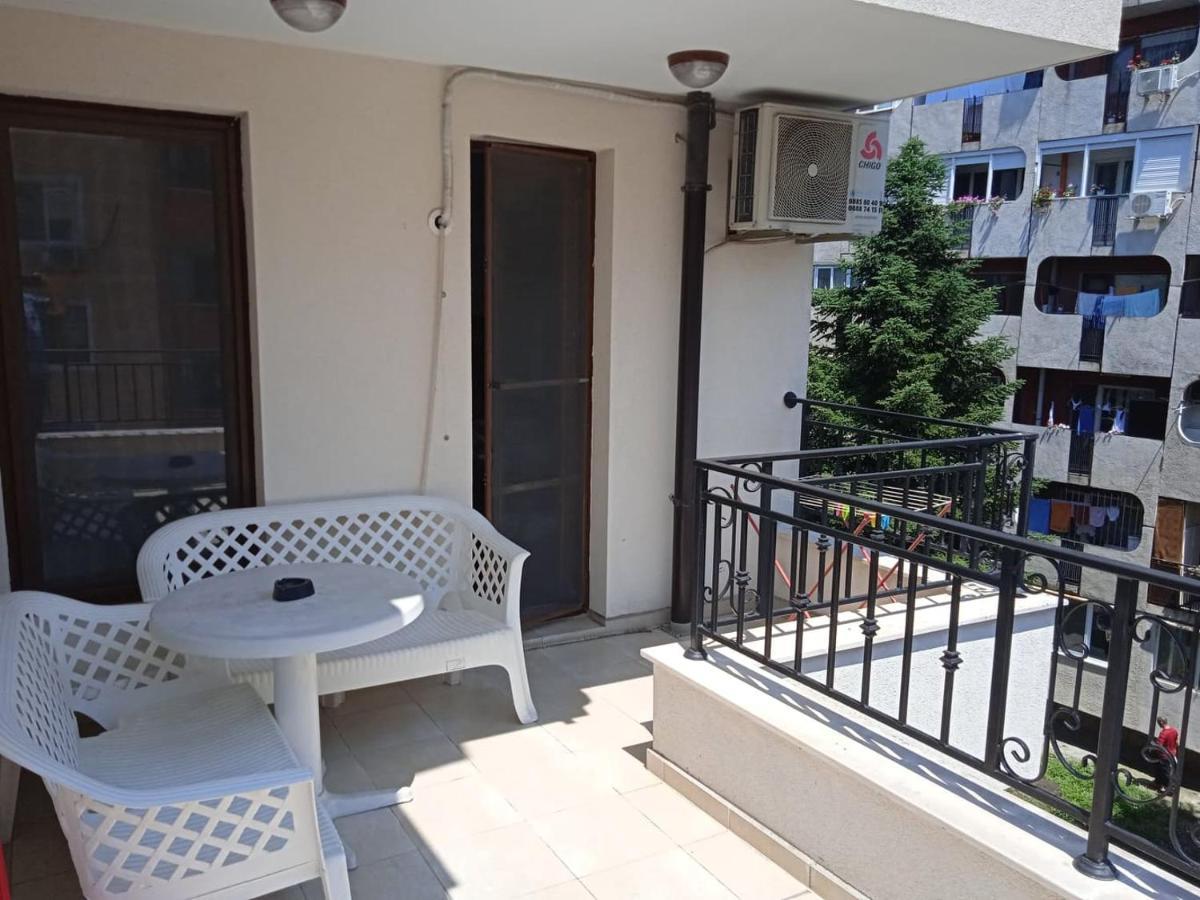 Flora Beach Apartaments Burgasz Kültér fotó